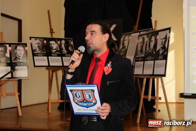 Zdjęcie w galerii na portalu naszraciborz.pl: Obchody 75-lecia Armii Krajowej w Gimnazjum nr 5  wiadomości z regionu