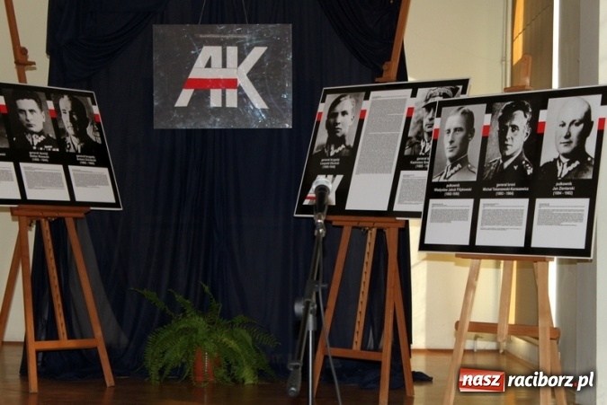 Zdjęcie w galerii na portalu naszraciborz.pl: Obchody 75-lecia Armii Krajowej w Gimnazjum nr 5  wiadomości z regionu