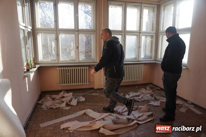 Zdjęcie w galerii na portalu naszraciborz.pl: Eksploratorzy ze Stowarzyszenia Odra 1945 weszli do starej komendy ZDJĘCIA wiadomości z regionu