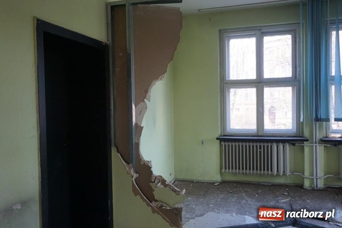 Zdjęcie w galerii na portalu naszraciborz.pl: Eksploratorzy ze Stowarzyszenia Odra 1945 weszli do starej komendy ZDJĘCIA wiadomości z regionu