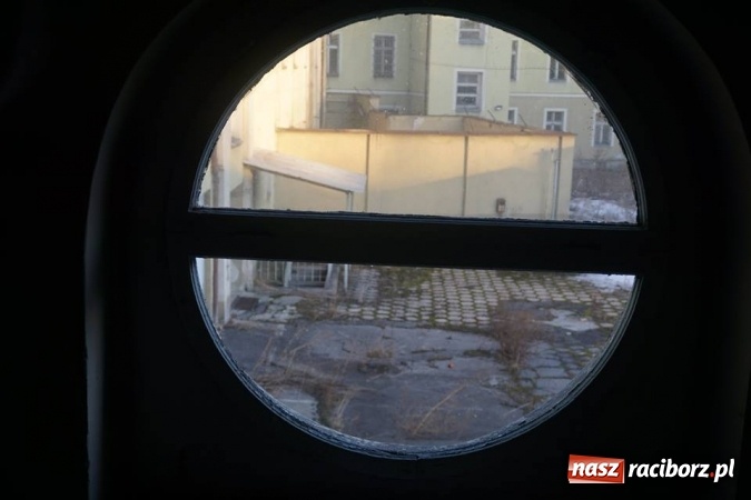 Zdjęcie w galerii na portalu naszraciborz.pl: Eksploratorzy ze Stowarzyszenia Odra 1945 weszli do starej komendy ZDJĘCIA wiadomości z regionu