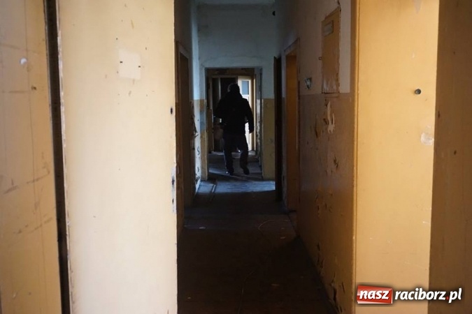 Zdjęcie w galerii na portalu naszraciborz.pl: Eksploratorzy ze Stowarzyszenia Odra 1945 weszli do starej komendy ZDJĘCIA wiadomości z regionu