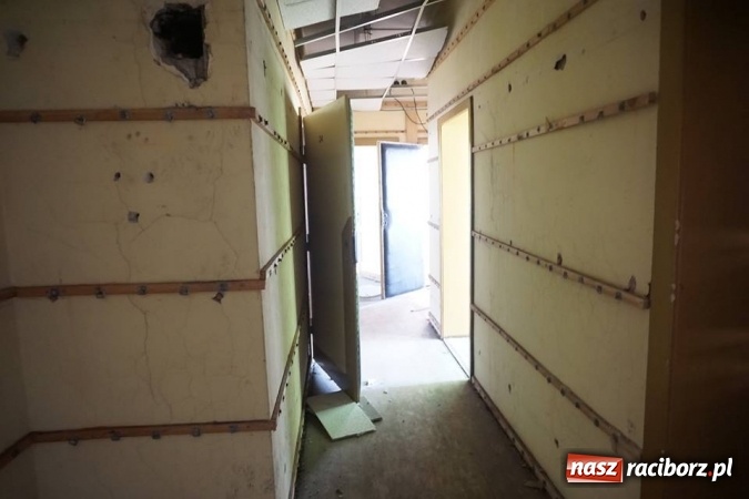 Zdjęcie w galerii na portalu naszraciborz.pl: Eksploratorzy ze Stowarzyszenia Odra 1945 weszli do starej komendy ZDJĘCIA wiadomości z regionu