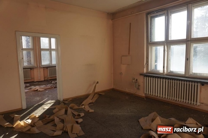 Zdjęcie w galerii na portalu naszraciborz.pl: Eksploratorzy ze Stowarzyszenia Odra 1945 weszli do starej komendy ZDJĘCIA wiadomości z regionu