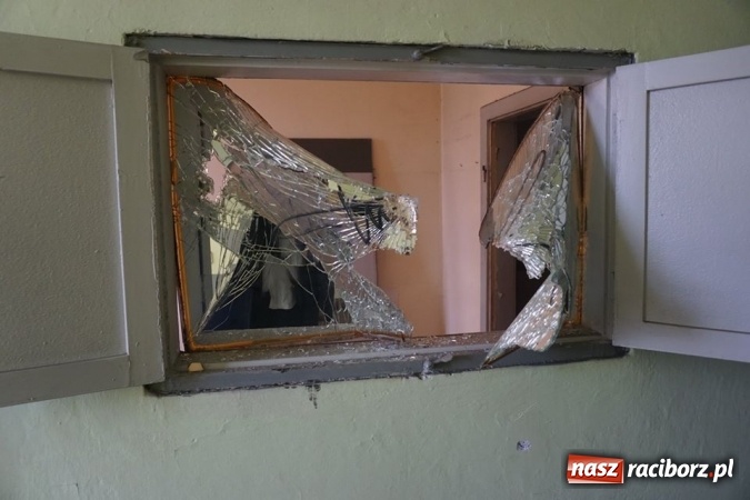 Zdjęcie w galerii na portalu naszraciborz.pl: Eksploratorzy ze Stowarzyszenia Odra 1945 weszli do starej komendy ZDJĘCIA wiadomości z regionu