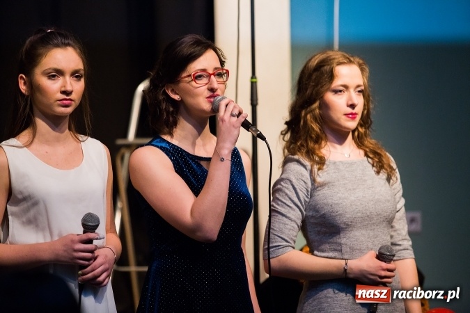 Zdjęcie w galerii na portalu naszraciborz.pl: Walentynkowa środa z zespołem Miraż w Młodzieżowym Domu Kultury wiadomości z regionu