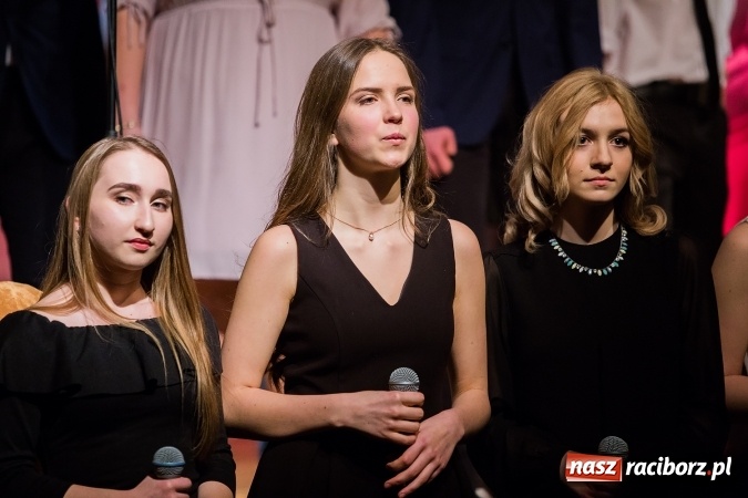 Zdjęcie w galerii na portalu naszraciborz.pl: Walentynkowa środa z zespołem Miraż w Młodzieżowym Domu Kultury wiadomości z regionu