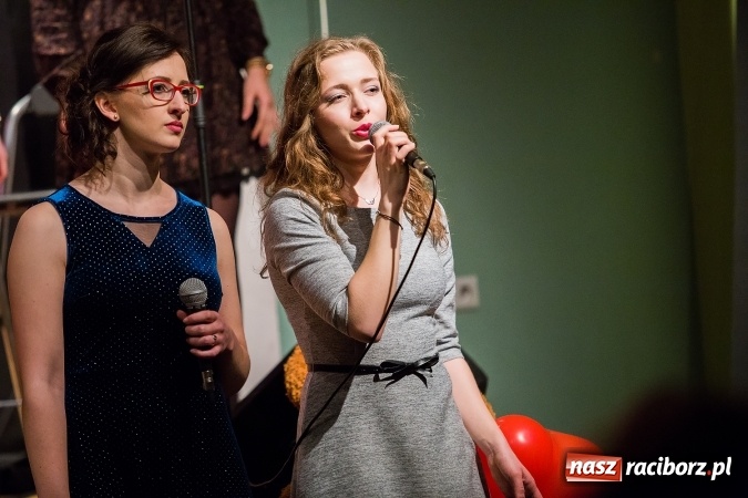 Zdjęcie w galerii na portalu naszraciborz.pl: Walentynkowa środa z zespołem Miraż w Młodzieżowym Domu Kultury wiadomości z regionu