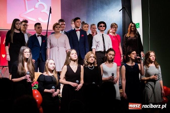 Zdjęcie w galerii na portalu naszraciborz.pl: Walentynkowa środa z zespołem Miraż w Młodzieżowym Domu Kultury wiadomości z regionu