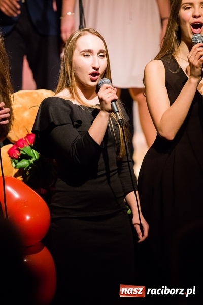Zdjęcie w galerii na portalu naszraciborz.pl: Walentynkowa środa z zespołem Miraż w Młodzieżowym Domu Kultury wiadomości z regionu