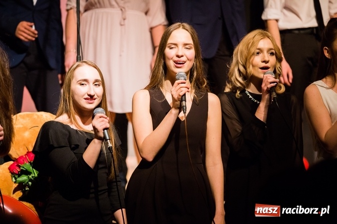 Zdjęcie w galerii na portalu naszraciborz.pl: Walentynkowa środa z zespołem Miraż w Młodzieżowym Domu Kultury wiadomości z regionu
