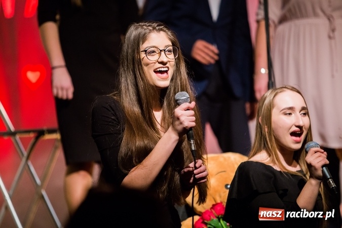 Zdjęcie w galerii na portalu naszraciborz.pl: Walentynkowa środa z zespołem Miraż w Młodzieżowym Domu Kultury wiadomości z regionu