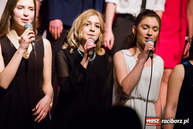 Zdjęcie w galerii na portalu naszraciborz.pl: Walentynkowa środa z zespołem Miraż w Młodzieżowym Domu Kultury wiadomości z regionu