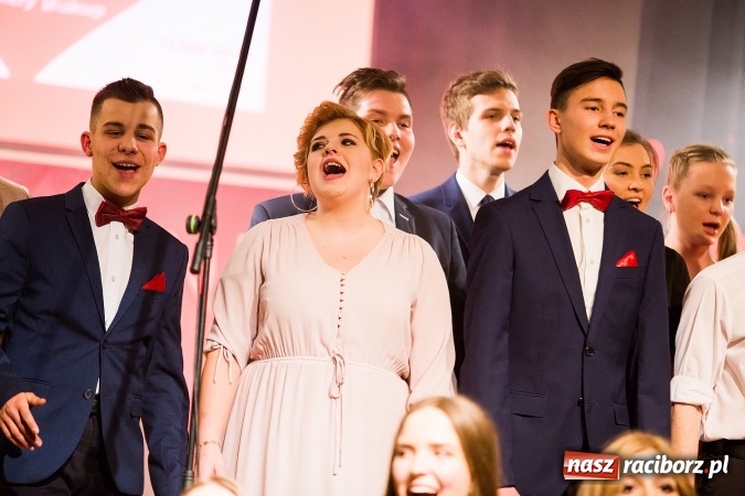 Zdjęcie w galerii na portalu naszraciborz.pl: Walentynkowa środa z zespołem Miraż w Młodzieżowym Domu Kultury wiadomości z regionu