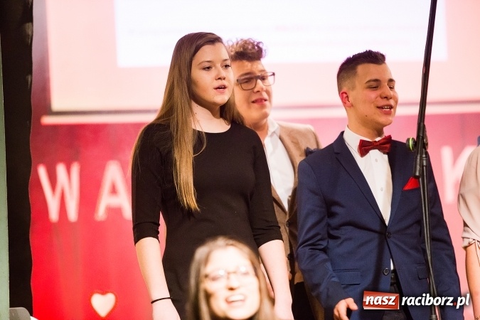 Zdjęcie w galerii na portalu naszraciborz.pl: Walentynkowa środa z zespołem Miraż w Młodzieżowym Domu Kultury wiadomości z regionu