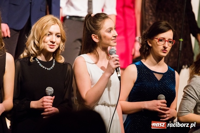 Zdjęcie w galerii na portalu naszraciborz.pl: Walentynkowa środa z zespołem Miraż w Młodzieżowym Domu Kultury wiadomości z regionu