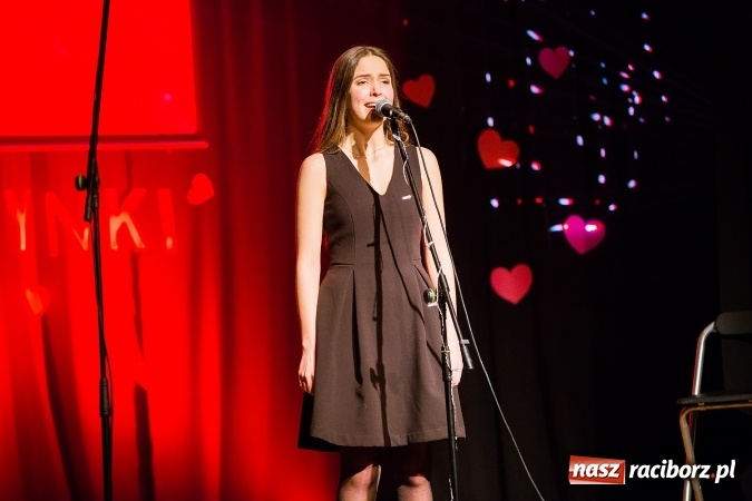 Zdjęcie w galerii na portalu naszraciborz.pl: Walentynkowa środa z zespołem Miraż w Młodzieżowym Domu Kultury wiadomości z regionu