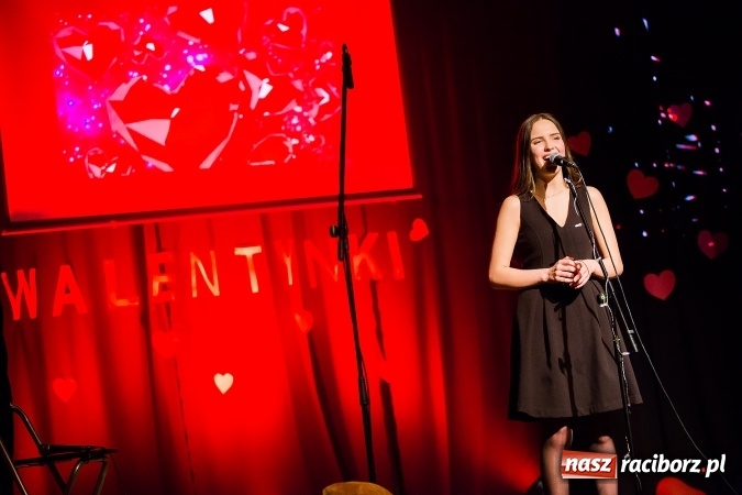 Zdjęcie w galerii na portalu naszraciborz.pl: Walentynkowa środa z zespołem Miraż w Młodzieżowym Domu Kultury wiadomości z regionu