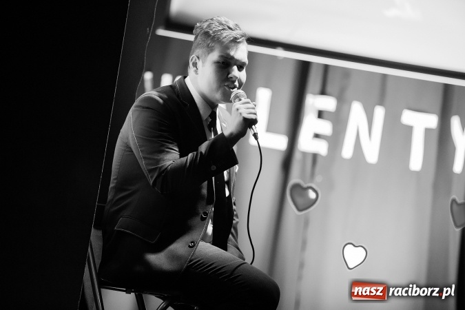 Zdjęcie w galerii na portalu naszraciborz.pl: Walentynkowa środa z zespołem Miraż w Młodzieżowym Domu Kultury wiadomości z regionu