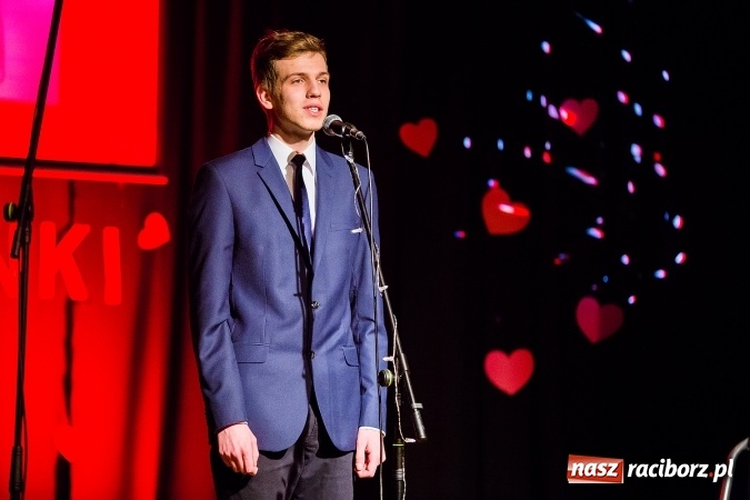 Zdjęcie w galerii na portalu naszraciborz.pl: Walentynkowa środa z zespołem Miraż w Młodzieżowym Domu Kultury wiadomości z regionu