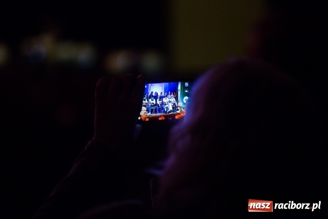 Zdjęcie w galerii na portalu naszraciborz.pl: Walentynkowa środa z zespołem Miraż w Młodzieżowym Domu Kultury wiadomości z regionu
