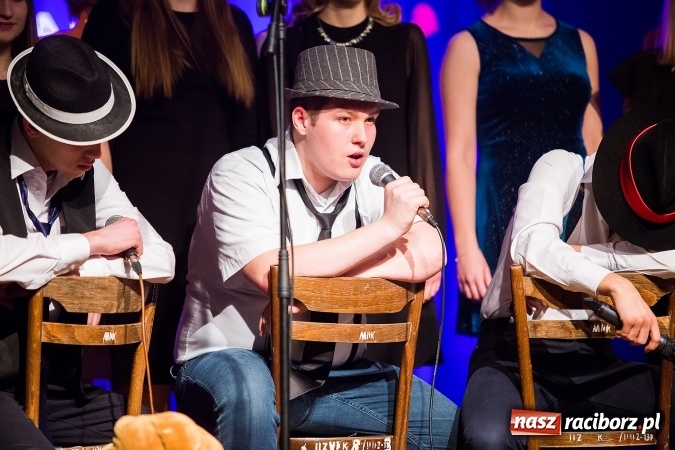 Zdjęcie w galerii na portalu naszraciborz.pl: Walentynkowa środa z zespołem Miraż w Młodzieżowym Domu Kultury wiadomości z regionu