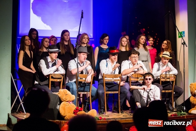 Zdjęcie w galerii na portalu naszraciborz.pl: Walentynkowa środa z zespołem Miraż w Młodzieżowym Domu Kultury wiadomości z regionu