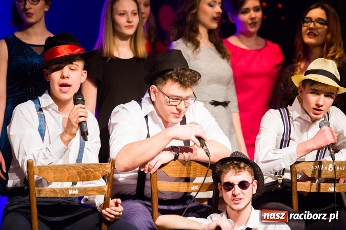 Zdjęcie w galerii na portalu naszraciborz.pl: Walentynkowa środa z zespołem Miraż w Młodzieżowym Domu Kultury wiadomości z regionu