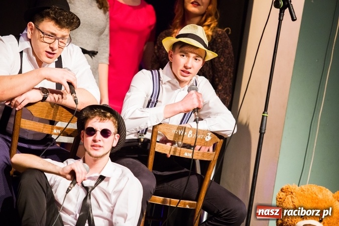 Zdjęcie w galerii na portalu naszraciborz.pl: Walentynkowa środa z zespołem Miraż w Młodzieżowym Domu Kultury wiadomości z regionu