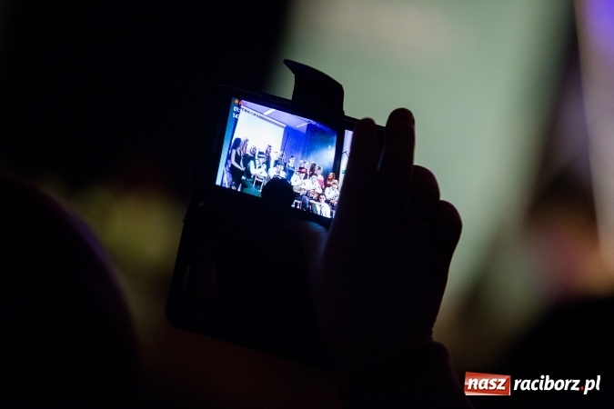 Zdjęcie w galerii na portalu naszraciborz.pl: Walentynkowa środa z zespołem Miraż w Młodzieżowym Domu Kultury wiadomości z regionu