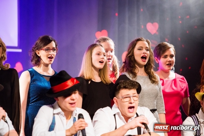 Zdjęcie w galerii na portalu naszraciborz.pl: Walentynkowa środa z zespołem Miraż w Młodzieżowym Domu Kultury wiadomości z regionu