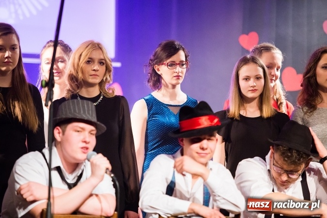 Zdjęcie w galerii na portalu naszraciborz.pl: Walentynkowa środa z zespołem Miraż w Młodzieżowym Domu Kultury wiadomości z regionu