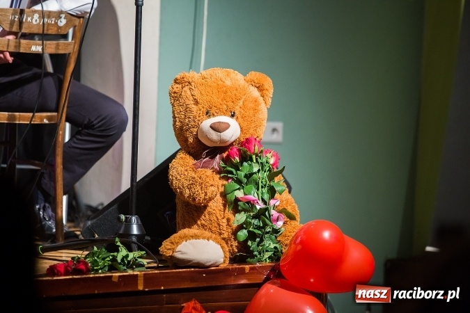 Zdjęcie w galerii na portalu naszraciborz.pl: Walentynkowa środa z zespołem Miraż w Młodzieżowym Domu Kultury wiadomości z regionu