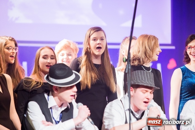 Zdjęcie w galerii na portalu naszraciborz.pl: Walentynkowa środa z zespołem Miraż w Młodzieżowym Domu Kultury wiadomości z regionu