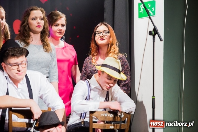 Zdjęcie w galerii na portalu naszraciborz.pl: Walentynkowa środa z zespołem Miraż w Młodzieżowym Domu Kultury wiadomości z regionu