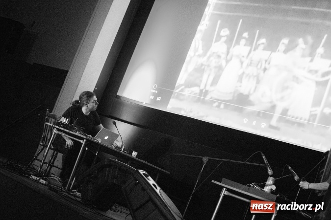 Zdjęcie w galerii na portalu naszraciborz.pl: Katie & Me Meet Alkahest w Domu Kultury Strzecha wiadomości z regionu