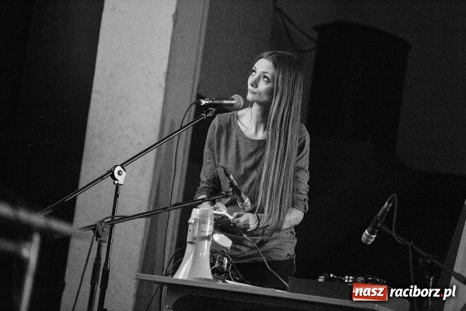 Zdjęcie w galerii na portalu naszraciborz.pl: Katie & Me Meet Alkahest w Domu Kultury Strzecha wiadomości z regionu