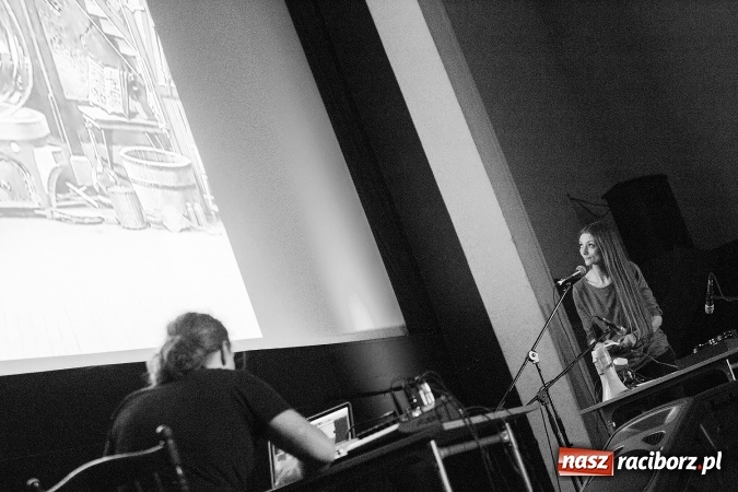 Zdjęcie w galerii na portalu naszraciborz.pl: Katie & Me Meet Alkahest w Domu Kultury Strzecha wiadomości z regionu