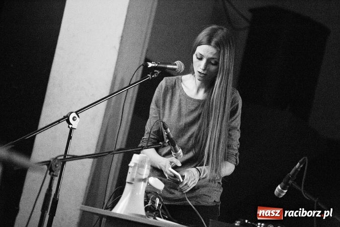 Zdjęcie w galerii na portalu naszraciborz.pl: Katie & Me Meet Alkahest w Domu Kultury Strzecha wiadomości z regionu