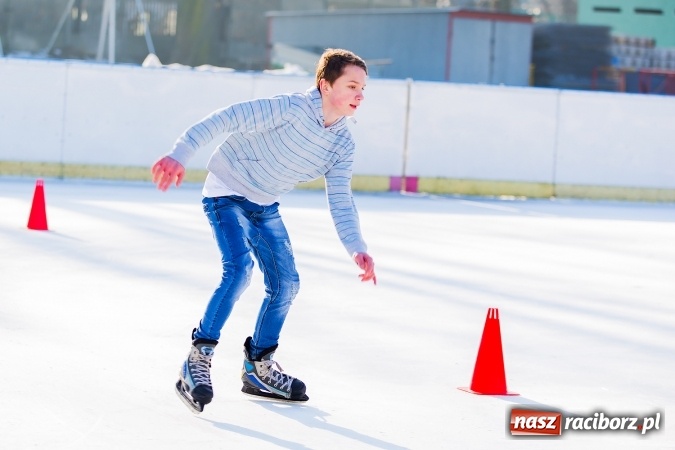Zdjęcie w galerii na portalu naszraciborz.pl: Liga szkolna w łyżwiarstwie szybkim na lodowisku Piastor wiadomości z regionu