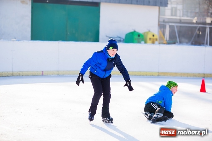 Zdjęcie w galerii na portalu naszraciborz.pl: Liga szkolna w łyżwiarstwie szybkim na lodowisku Piastor wiadomości z regionu