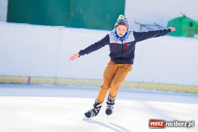 Zdjęcie w galerii na portalu naszraciborz.pl: Liga szkolna w łyżwiarstwie szybkim na lodowisku Piastor wiadomości z regionu