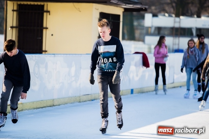 Zdjęcie w galerii na portalu naszraciborz.pl: Liga szkolna w łyżwiarstwie szybkim na lodowisku Piastor wiadomości z regionu