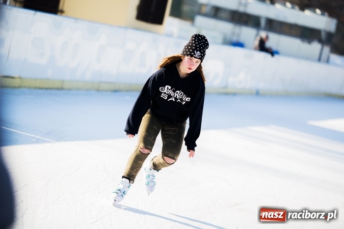Zdjęcie w galerii na portalu naszraciborz.pl: Liga szkolna w łyżwiarstwie szybkim na lodowisku Piastor wiadomości z regionu
