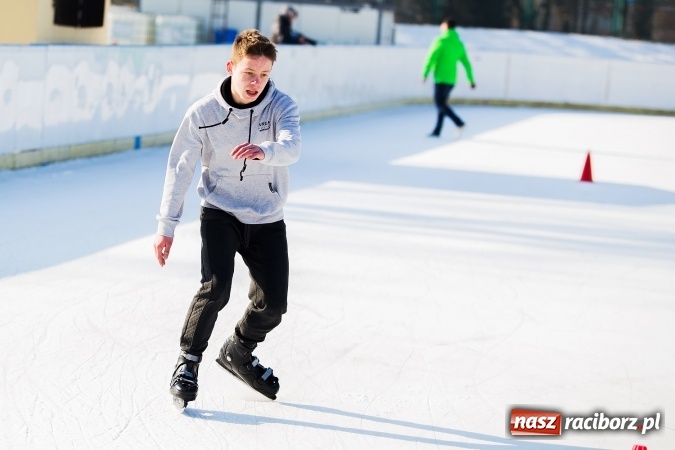 Zdjęcie w galerii na portalu naszraciborz.pl: Liga szkolna w łyżwiarstwie szybkim na lodowisku Piastor wiadomości z regionu