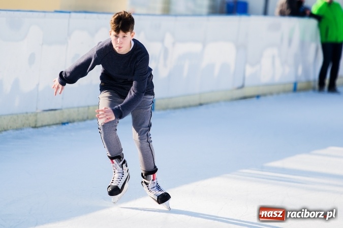 Zdjęcie w galerii na portalu naszraciborz.pl: Liga szkolna w łyżwiarstwie szybkim na lodowisku Piastor wiadomości z regionu