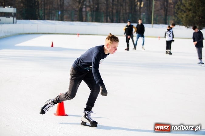 Zdjęcie w galerii na portalu naszraciborz.pl: Liga szkolna w łyżwiarstwie szybkim na lodowisku Piastor wiadomości z regionu