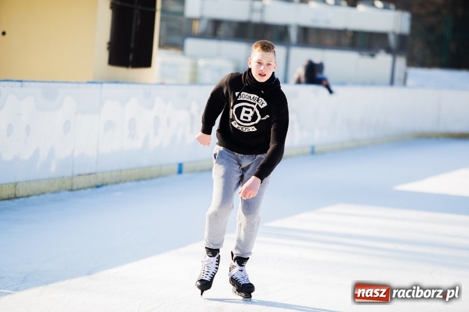 Zdjęcie w galerii na portalu naszraciborz.pl: Liga szkolna w łyżwiarstwie szybkim na lodowisku Piastor wiadomości z regionu