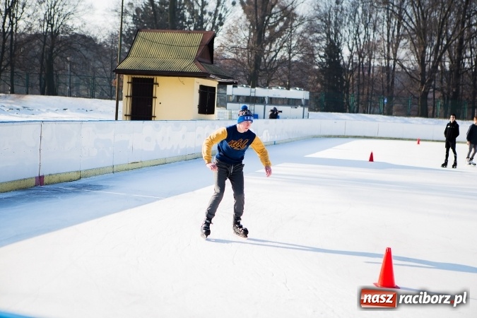 Zdjęcie w galerii na portalu naszraciborz.pl: Liga szkolna w łyżwiarstwie szybkim na lodowisku Piastor wiadomości z regionu