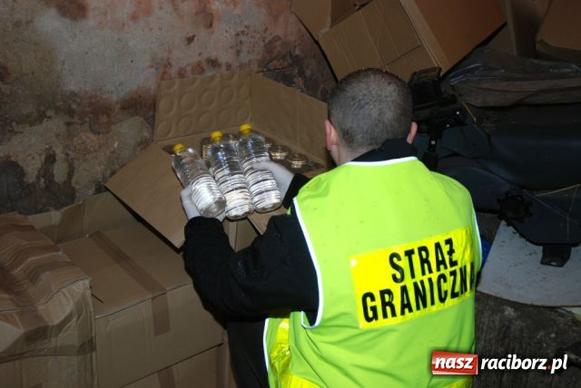 Zdjęcie w galerii na portalu naszraciborz.pl: Zlikwidowana mała rozlewnia alkoholu z dużą produkcją wiadomości z regionu